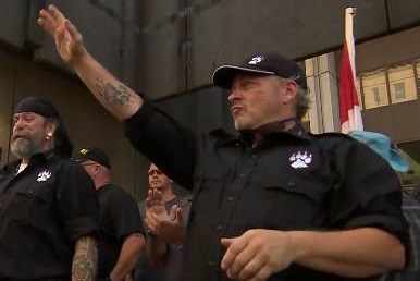 Proulx salut maladroit