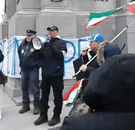 z4bc Proule femmes dans le centre, hommes alentour