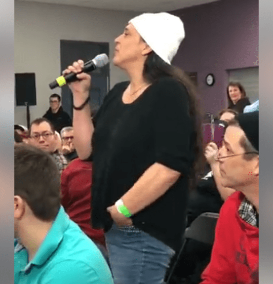 elle a une tuque blanche de meute vs pacte onu